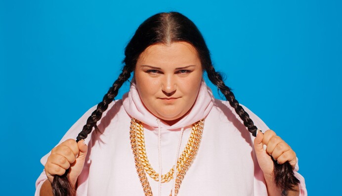 alyona alyona повторила грайливий образ Насті Каменських, але фанати сперечаються з нею через фемінізм