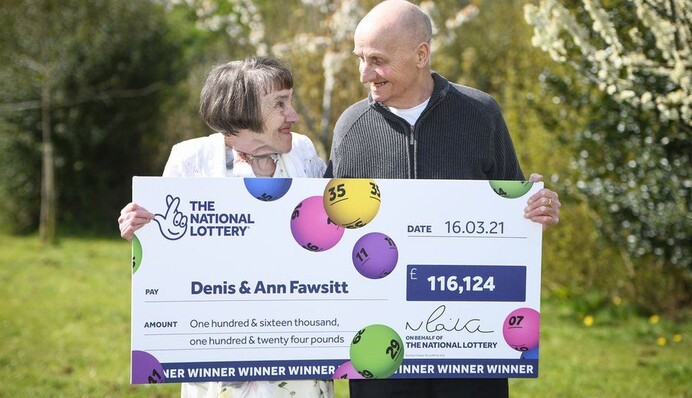 Пенсіонер пішов грати в лотерею, але забув окуляри - комбінація навмання виявилася найщасливішою в його житті