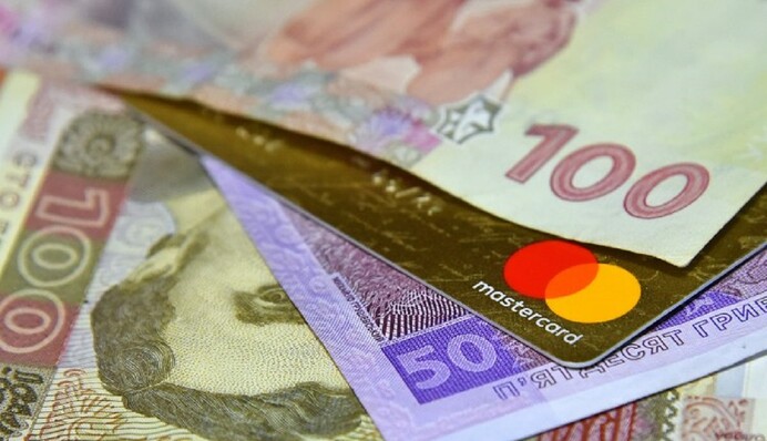 Обчистить карточку - легко и законно: почему украинцы снова будут прятать деньги под подушку