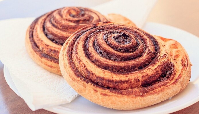 Печем ароматные синнабоны к чаю - простой рецепт домашних булочек с корицей и кремом