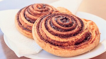 Печем ароматные синнабоны к чаю - простой рецепт домашних булочек с корицей и кремом