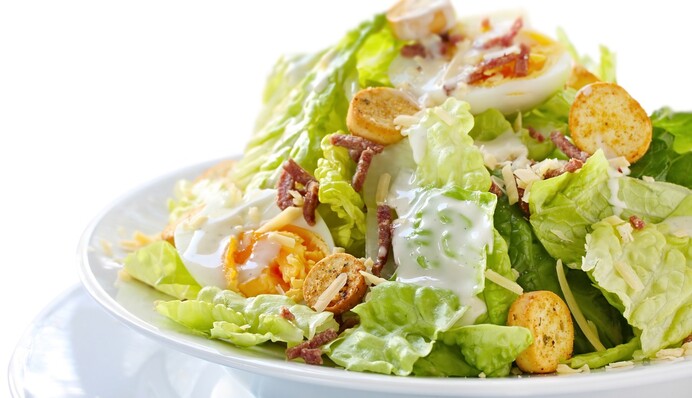 Три вкусных салата с домашним майонезом: что приготовить на выходных