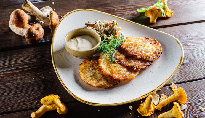 Готовим дома нежные деруны с грибами: простой рецепт на выходные