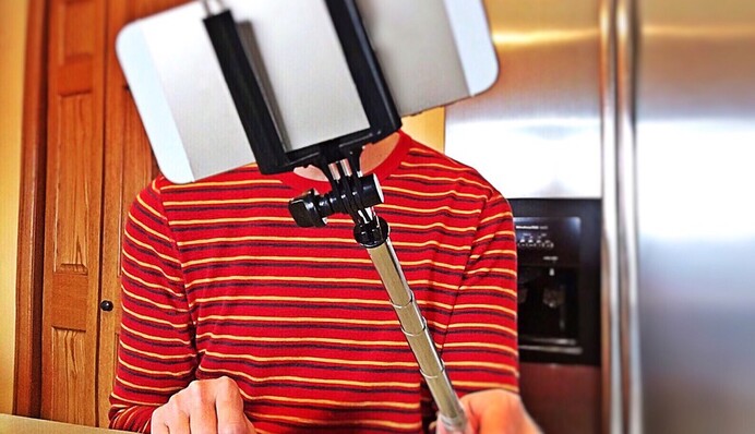 Девушка показала в TikTok, как люди разных поколений делают селфи, и это настоящий тест на возраст