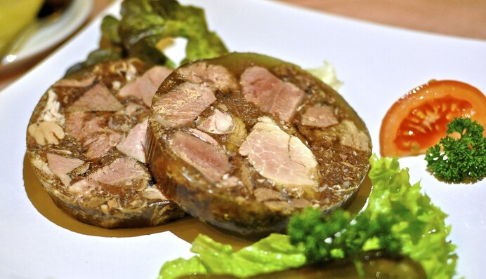 Готовим к праздникам классический холодец: простой рецепт и советы