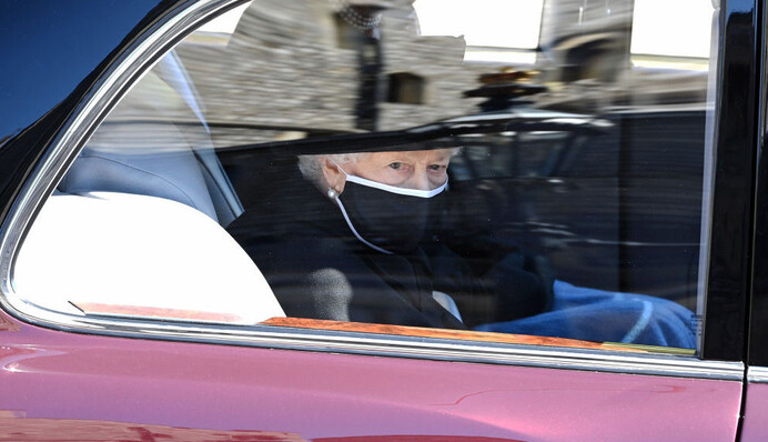 Більше ніж фото: королева Єлизавета II прощається з чоловіком, принцом Філіпом