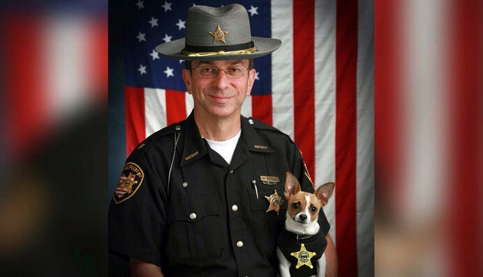 Шериф в отставке и его напарник чихуахуа умерли в один день - истории трогательнее вам сегодня уже не найти
