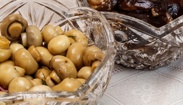 Маринуем шампиньоны в банке: простой рецепт сезонной закуски