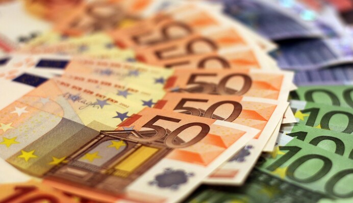 Мужчина 15 лет прогуливал работу и получал зарплату - за отдых ему заплатили полмиллиона евро