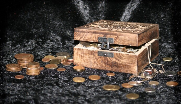 Семья решила развеять слухи о кладе под их домом и позвала охотника за сокровищами - сюрприз под полом ждал 70 лет