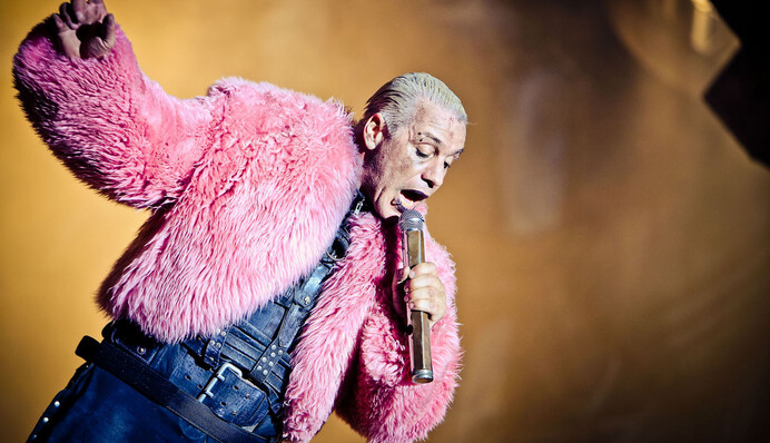 Тилль Линдеманн из Rammstein запел на русском - нет, не одну строчку, а целую песню 