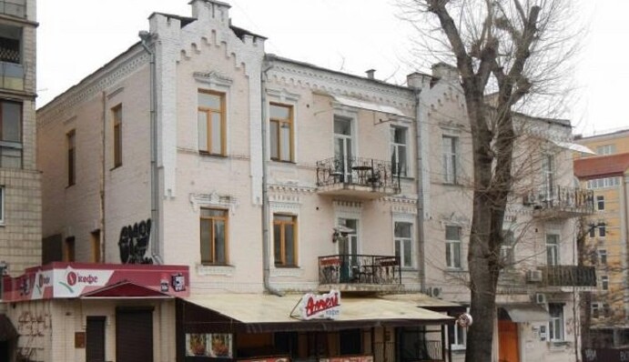 У Києві руйнують історичну будівлю, в якій живуть люди