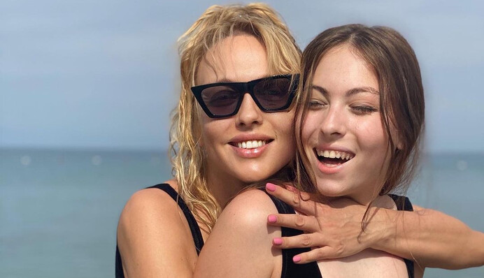 Оля Полякова з дочкою влаштували фотосесію в однакових купальниках