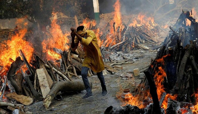 Больше чем фото: на улицах Нью-Дели горят погребальные костры с жертвами Covid-19