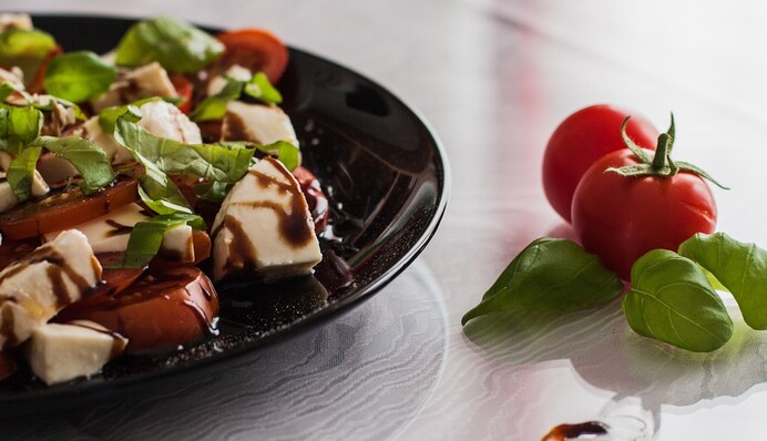 Как приготовить вкусный салат с моцареллой: простой рецепт к гарниру