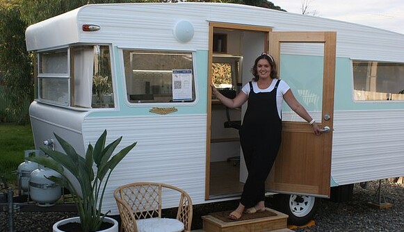 Пара превратила старый фургон в стильную парикмахерскую, и теперь от клиентов нет отбоя