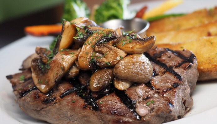 Что приготовить из мяса на Пасху: 3 вкусных блюда к празднику