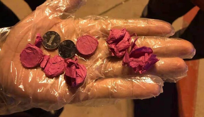 Мужчина бросил монеты в турбину самолета 