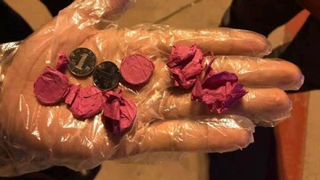 Чоловік кинув монети до турбіни літака 