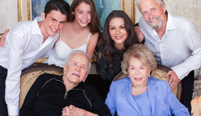 Вдова Кірка Дугласа померла у віці 102 років