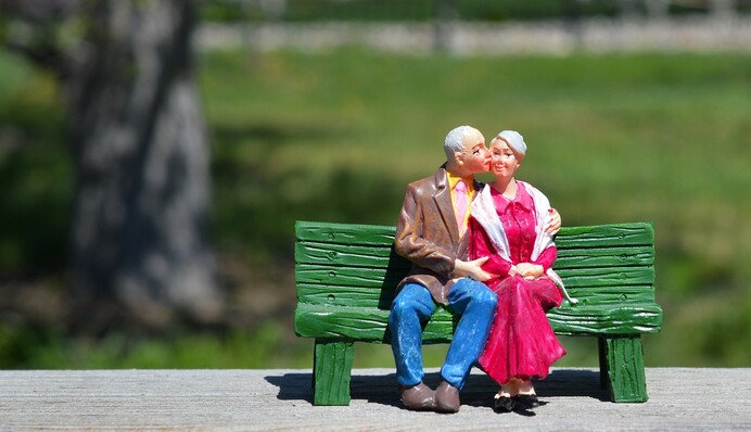 Пенсионер прошел мастер-класс у парикмахера, чтобы помочь пожилой жене завивать волосы