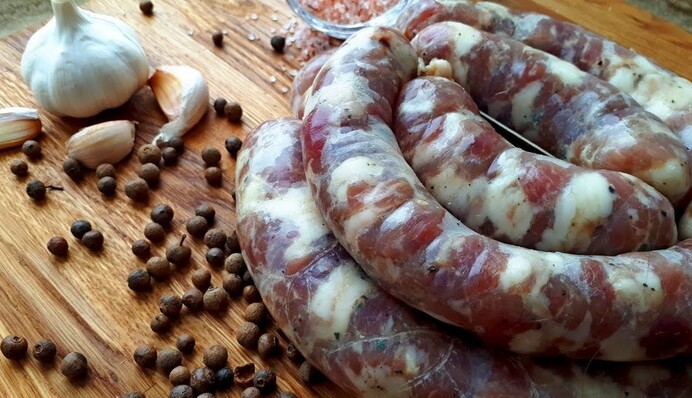 Как сделать вкусную домашнюю колбасу на праздники: рецепт и советы