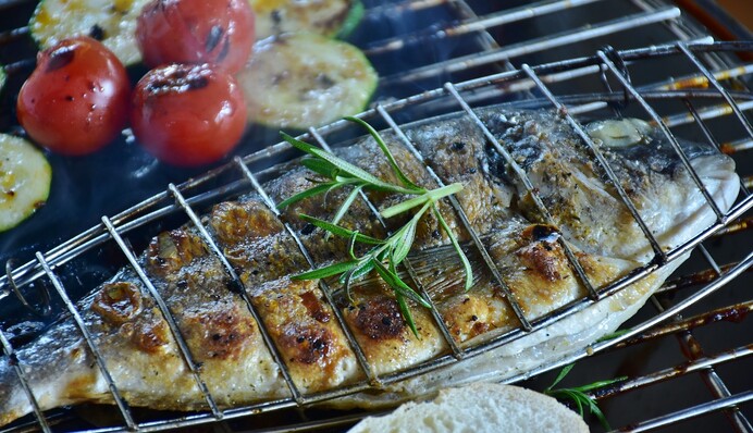 Как замариновать и сделать вкусную скумбрию на гриле: простой рецепт