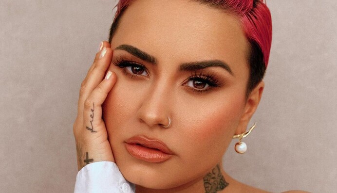 Предпочла рискнуть побочными эффектами: певица Деми Ловато вакцинировалась от Covid-19