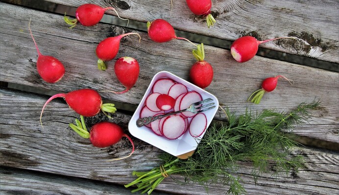 3 витаминных салата с редисом этой весной: рецепты к любому гарниру