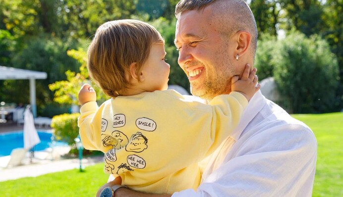 Сергій Бабкін познайомив фанів зі своїм молодшим сином та показав його обличчя: кумедне фото