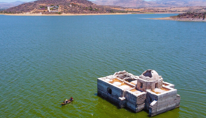 Старая церковь поднялась из озера в Мексике - она была под водой десятки лет