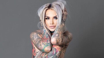 Мама покрыла свое тело татуировками любимых героев комиксов своего сына, и теперь фильмы можно не смотреть