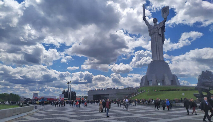 Втомлені увагою ветерани та безстрашні натовпи: як у Києві відсвяткували День перемоги