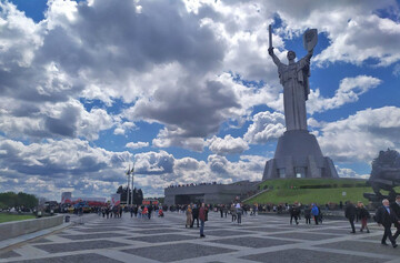 Втомлені увагою ветерани та безстрашні натовпи: як у Києві відсвяткували День перемоги