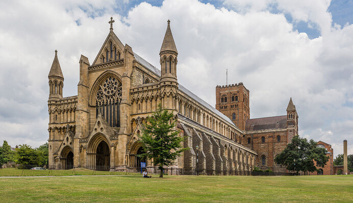 Реставраторы средневекового собора оставили на скульптуре напоминание о пандемии Covid-19: фото