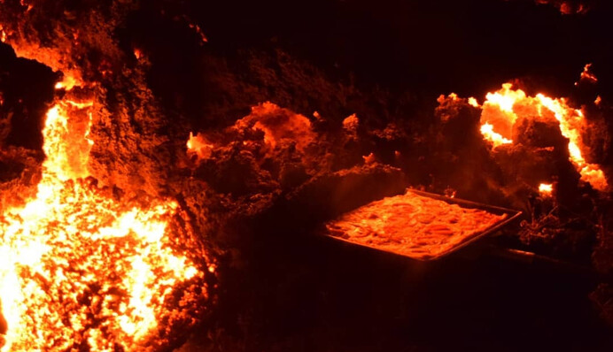 Сміливий кухар готує піцу на активному вулкані, і це найнебезпечніша духовка в світі: фото