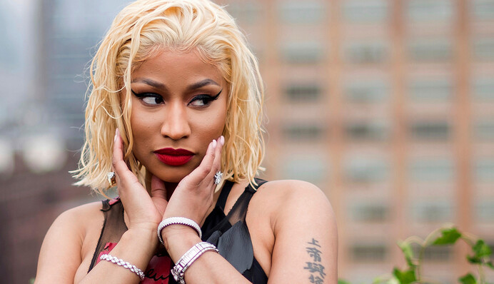 Обнаженная Ники Минаж снялась в кроксах и 