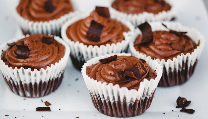 Как приготовить маффины с жидкой шоколадной начинкой: рецепт для сладкоежек