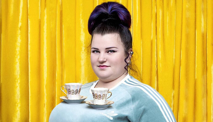 alyona alyona разделась и повторила смелое фото Ким Кардашьян в одних колготках