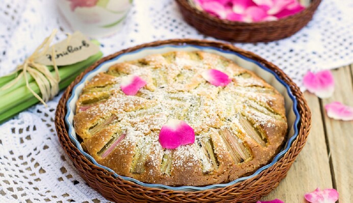 Печем дома ароматный пирог с ревенем: классический рецепт