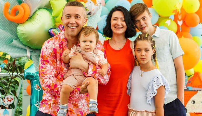 Українські зірки в День сім'ї показали фото зі своїми рідними: Наше багатство