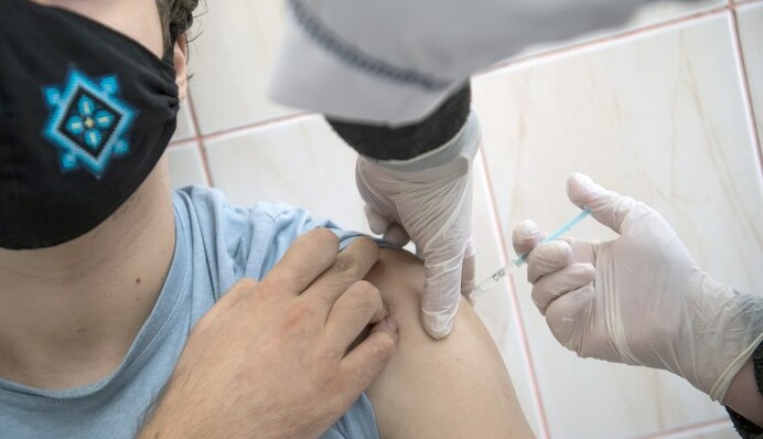 Уколоться и забыться: когда вакцина от COVID станет доступна всем желающим