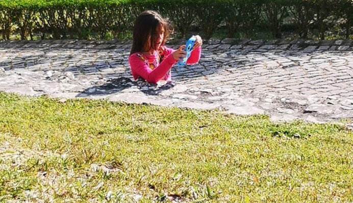 Соцмережі спантеличило фото з загадкою - на ньому дівчинка 