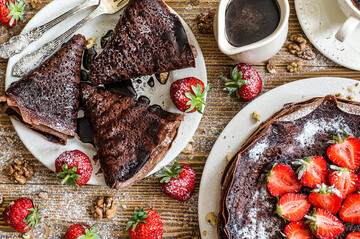 Як приготувати шоколадні млинці на молоці: рецепт оригінального сніданку