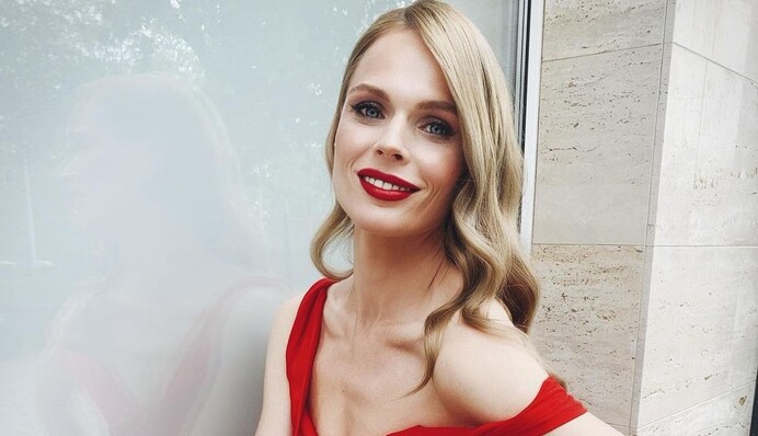 Ольга Фреймут показала, как есть мороженое на улице, и люди остались довольны: Хоть что-то можно есть нормально