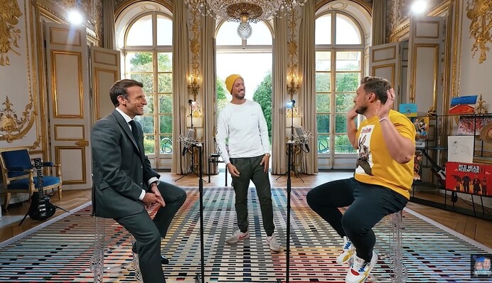 Емманюель Макрон програв парі комікам і ті прийшли знімати свій випуск в Єлисейському палаці: відео