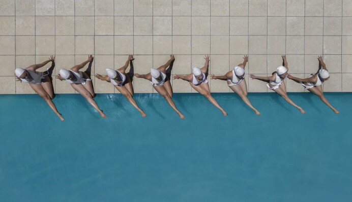 Як виглядає синхронне плавання з повітря - фотограф зняв дивовижні фото за допомогою дрона