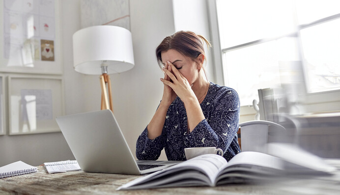 Врачи нашли у девушки аллергию на работу, и метод ее лечения вызывает острый приступ зависти