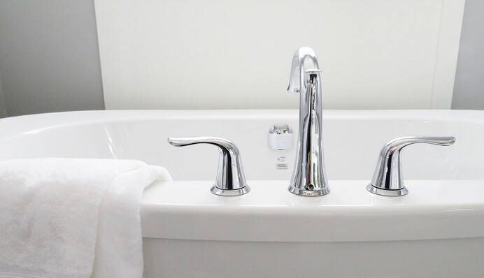 Блогер из TikTok решила провести в воде 16 часов и посмотреть, как изменится ее кожа: видео не для впечатлительных