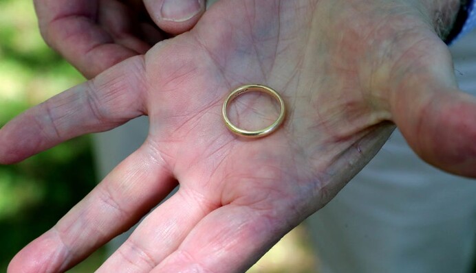Мужчине вернули обручальное кольцо через 55 лет после потери - семья искала его всю жизнь